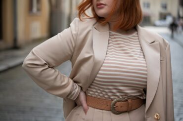 a stylish hourglass-shaped woman with red hair.