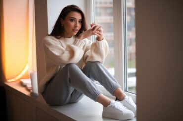 12 Outfits with Grey Sweatpants You’ll Want to Try Today