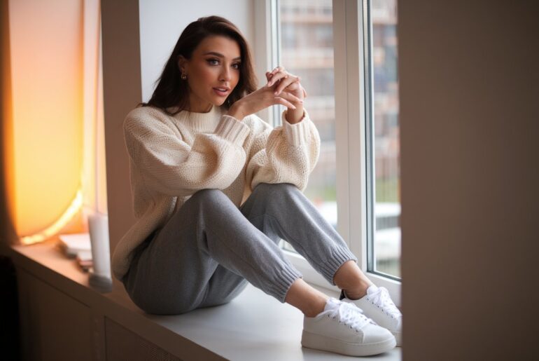 12 Outfits with Grey Sweatpants You’ll Want to Try Today